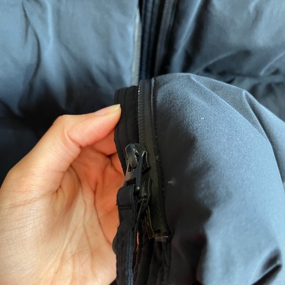 Uniqlo lightweight, water-repellent Navy Blue Hooded Puffer Jacket - Picture 4 of 14